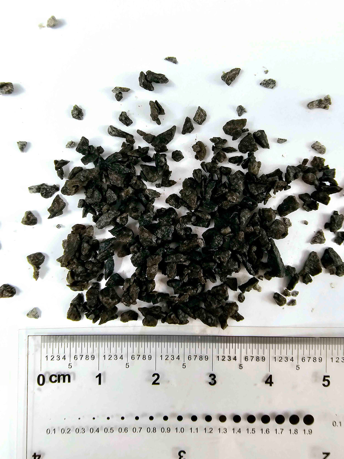 cierny strk granulacia 2-3mm